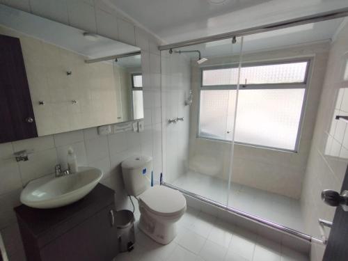 y baño con aseo, lavabo y ducha. en Aloha Hostel, en Bogotá