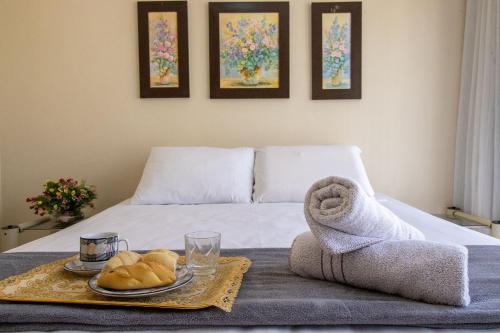 uma cama com uma bandeja de pão e toalhas em PRG143 - Próx Av Brasil, Garagem, 4 Dorm, Wi-Fi em Balneário Camboriú