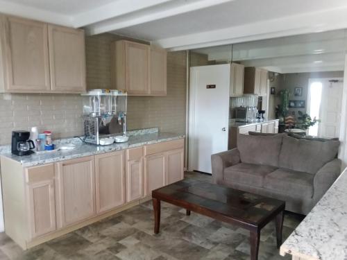 una cucina con un divano e un tavolo in una stanza di Towne inn a Sylacauga