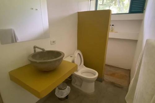 La salle de bains est pourvue d'un lavabo et de toilettes. dans l'établissement Donde Pulecia Casa de campo, à Armenia