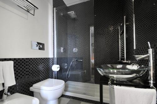 a black and white bathroom with a sink and a toilet at Villa Battista in Ercolano