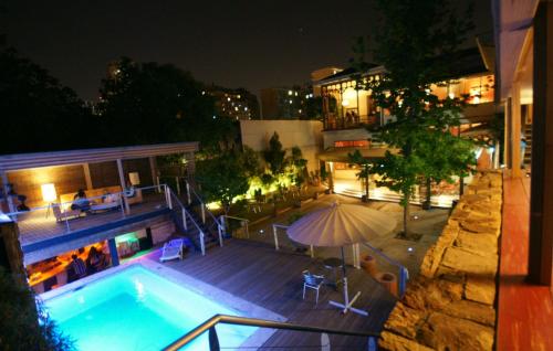 an overhead view of a swimming pool with an umbrella at Happy House Hostel in Santiago