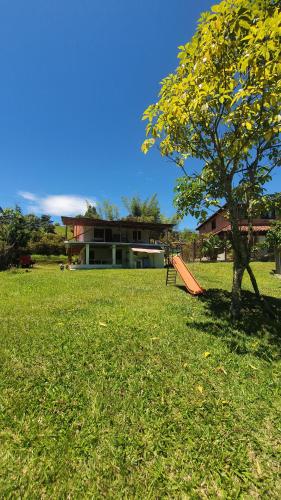 un parque con un banco y un árbol y un edificio en Casa Lucía - Guatapé, en Guatapé