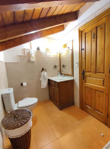 La salle de bains est pourvue de toilettes et d'un lavabo. dans l'établissement La Huertona, à Pesaguero-La Parte