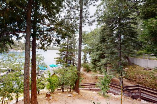 Luxury Lakefront Retreat – Photos 2