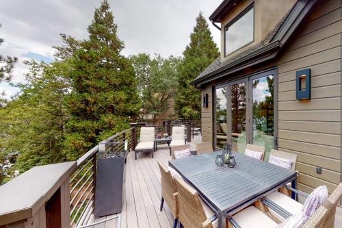 Luxury Lakefront Retreat – Photos 3