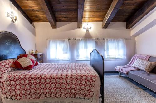 sypialnia z łóżkiem i kanapą w obiekcie Romantic House spettacolare vista mare unica nel suo genere w mieście Alghero