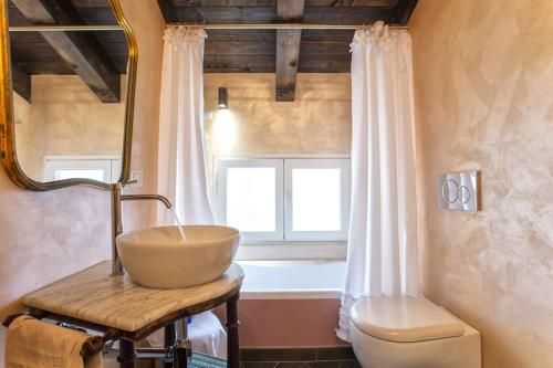 łazienka z umywalką i oknem w obiekcie Romantic House spettacolare vista mare unica nel suo genere w mieście Alghero