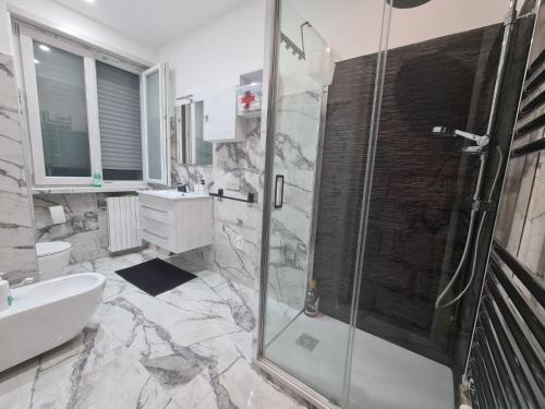 uma casa de banho com um chuveiro e um lavatório. em il ruggito del leone em Verona