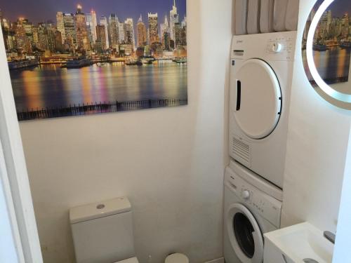 La salle de bains est pourvue d'un lave-linge et d'une peinture murale. dans l'établissement Au cœur du Parc National du Massif des Calanques, la Flibuste des Goudes, Maison 2 chambres, climatisée, jardins, solarium, proche plage, large vue mer, à Marseille