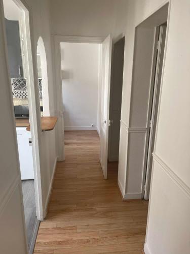 un couloir vide menant à une chambre dans l'établissement Trendy 2 Rooms Paris 13, à Paris