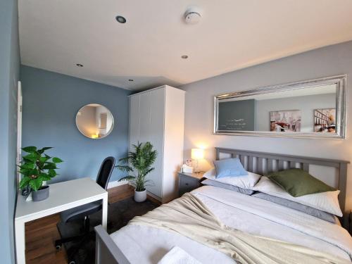 - une chambre avec un lit, un bureau et un miroir dans l'établissement Private Room, à Lucan
