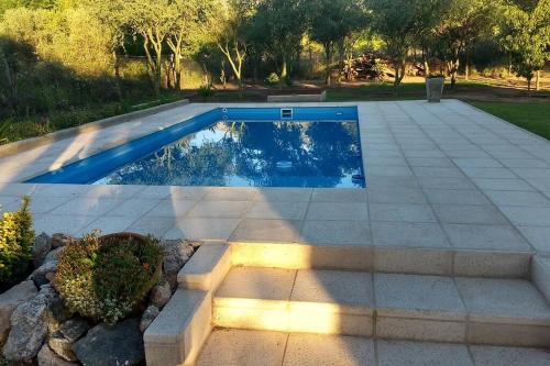 a swimming pool with lights in a yard at Confortable casa traslasierra. Vista al Champaqui in Quebrada de los Pozos