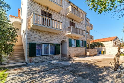 Apartments with parking space Supetar, Brac - 19724