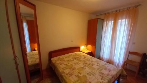 Apartments with parking space Makarska - 19756
