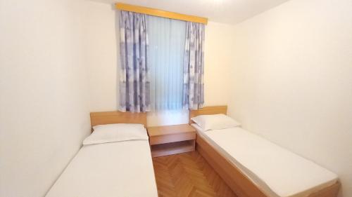 Apartments with parking space Makarska - 19756
