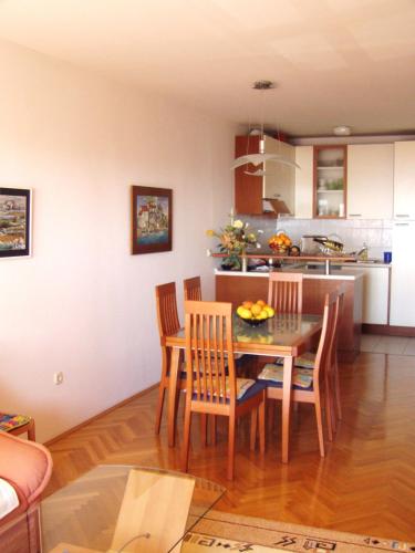 Apartments with parking space Makarska - 19756