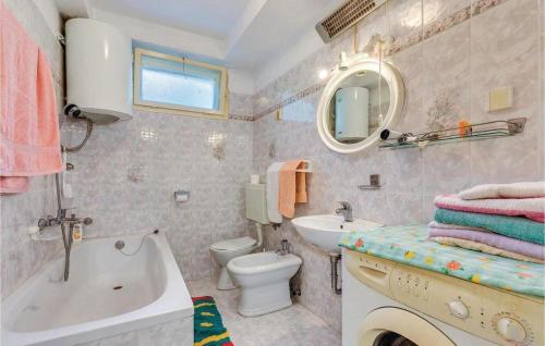 een badkamer met een bad, een toilet en een wastafel bij Apartments with WiFi Bakar, Rijeka - 19753 in Bakar