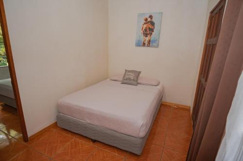 a small bedroom with a bed in a room at Rio Danta in Fortuna