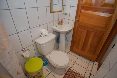 a small bathroom with a toilet and a sink at Rio Danta in Fortuna