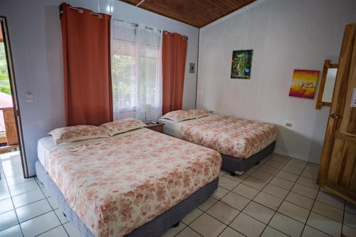 a bedroom with two beds and a window at Rio Danta in Fortuna