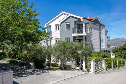 Apartments with a parking space Okrug Gornji, Ciovo - 19711