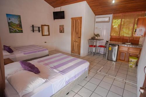 a bedroom with two beds and a small kitchen at Rio Danta in Fortuna
