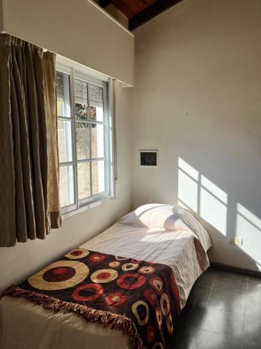 Un dormitorio con una cama con una alfombra. en Los abuelos en San Antonio de Areco