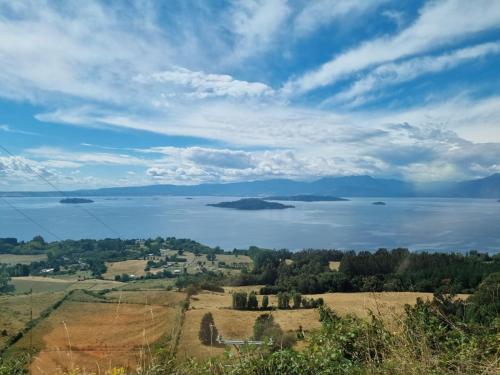 a view of lake geneva from the top of a hill at PARCELA DE AGRADO CON PISCINA LAGO RANCO todas las instalaciones con uso exclusivo capacidad 20 personas in Lago Ranco