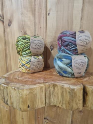two rolls of yarn sitting on top of a wooden table at PARCELA DE AGRADO CON PISCINA LAGO RANCO todas las instalaciones con uso exclusivo capacidad 20 personas in Lago Ranco