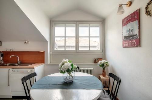 A kitchen or kitchenette at I D'A Charming Penthouse - LAKE VIEW- Como- House-130 mt-2 double bedrooms and 2 double bathrooms a spacious living room-Full equipped kitchen-Private garden and terrace-Private covered parking