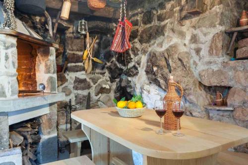 una mesa con dos copas de vino y una cesta de fruta en Secluded holiday house Zivogosce - Mala Duba, Makarska - 19811, en Igrane