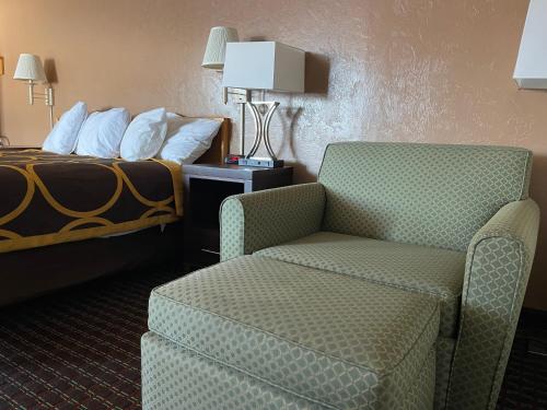 Area soggiorno di Super 8 by Wyndham Ketchikan