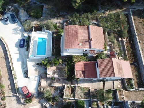 Family-friendly apartments with swimming pool Rogac, Solta - 19809