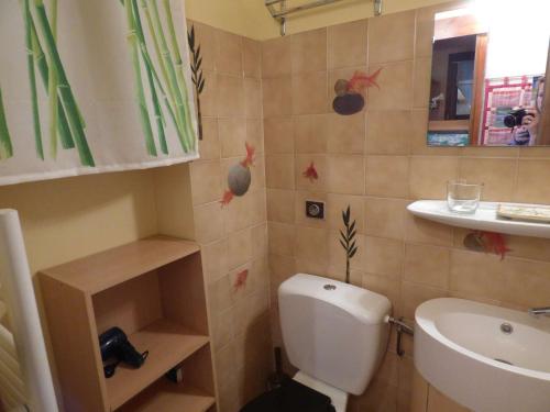 Kúpeľňa v ubytovaní Joli studio, 4 pers, calme, proche commerces et remontées mécaniques, balcon, rénové - FR-1-458-171