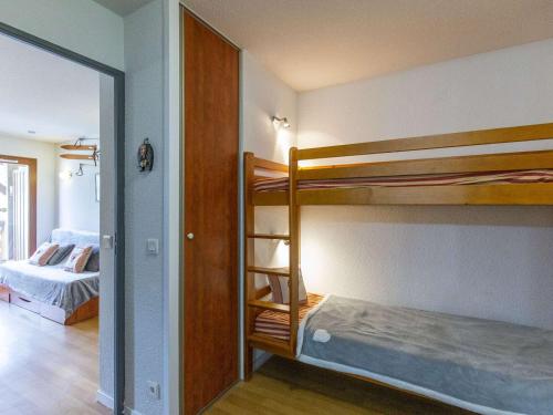 une chambre avec deux lits superposés et un lit dans l'établissement Studio cabine 4 pers avec terrasse, piscine couverte et salle de fitness, proche pistes et remontées - FR-1-404-339, à La Mongie