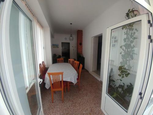 jadalnia ze stołem i krzesłami oraz oknem w obiekcie Apartments by the sea Cove Vela Stiniva, Hvar - 19895 w mieście Zastražišće