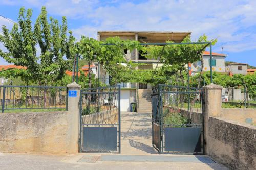 Apartments by the sea Vinisce, Trogir - 19847