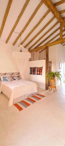ein Schlafzimmer mit einem Bett und einer Gewölbedecke in der Unterkunft Retiro da Irá in Corumbau
