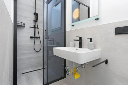 Ένα μπάνιο στο Apartments by the sea Okrug Donji, Ciovo - 19974