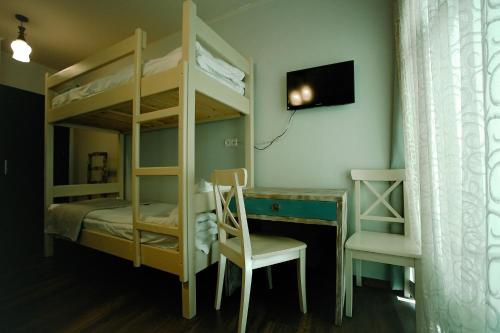 Двухъярусная кровать или двухъярусные кровати в номере Hotel Kutaisi Globus