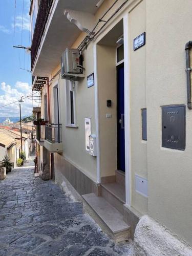 Το κτήριο όπου στεγάζεται  το διαμέρισμα