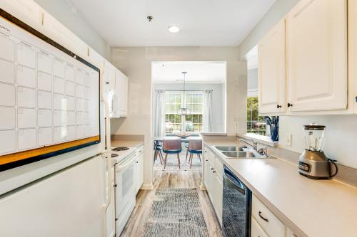 Η κουζίνα ή μικρή κουζίνα στο Sandpiper Village --- 35552 E Atlantic Cir #101