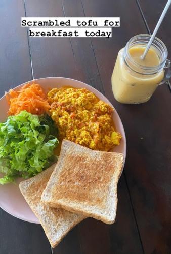 een bord met eten, toast en een potje saus bij Colorful Hut in Haad Pleayleam