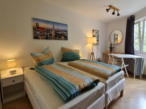 Uma cama ou camas num quarto em City Appartement am Olympiapark