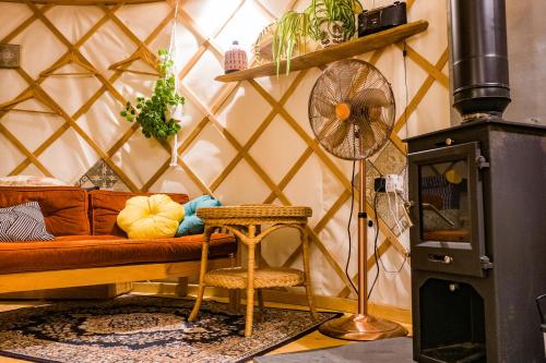 Η κουζίνα ή μικρή κουζίνα στο Puckaster Cove Luxury Yurt