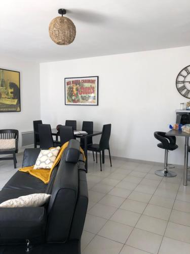 Restaurace v ubytování Joli appartement récent tout confort parking privé