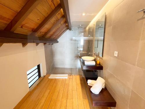 Baño con 2 lavabos y espejo en Villa Ayapana, en Le Morne