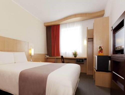 Postel nebo postele na pokoji v ubytování Ibis Malabo