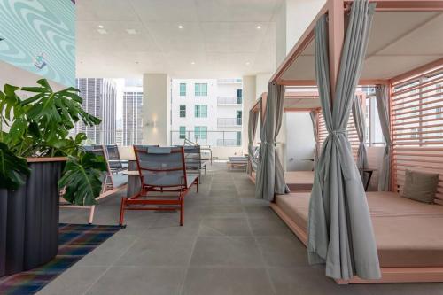 マイアミにあるAmazing Condo in Downtown Miami/Brickell w/PARKINGのベッド、テーブル、椅子が備わる客室です。